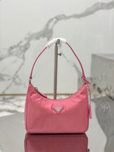 Carregar imagem no visualizador da galeria, Bolsa Prada mini Re-Edition 2000
