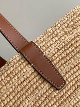 Carregar imagem no visualizador da galeria, Bolsa CELINE Medium supple panier in raffia and calfskin
