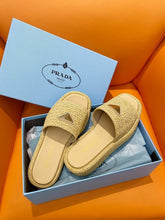 Carregar imagem no visualizador da galeria, Prada Sandália flatform em crochê
