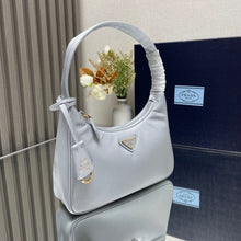 Carregar imagem no visualizador da galeria, Bolsa Prada mini Re-Edition 2000
