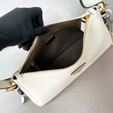 Carregar imagem no visualizador da galeria, Prada Aimee bag white
