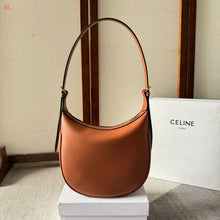 Carregar imagem no visualizador da galeria, Celine Heloïse Cuir Triomphe Brown
