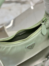 Carregar imagem no visualizador da galeria, Bolsa Prada mini Re-Edition 2000
