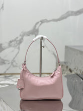 Carregar imagem no visualizador da galeria, Bolsa Prada mini Re-Edition 2000
