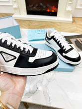 Carregar imagem no visualizador da galeria, Prada Downtown Low Top Sneakers Leather White Black
