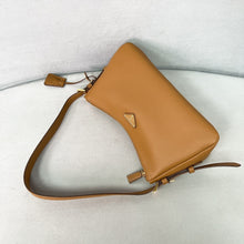 Carregar imagem no visualizador da galeria, Prada Aimee bag

