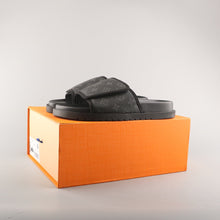 Carregar imagem no visualizador da galeria, Chinelo Slide NBA Black Monogram
