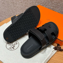 Carregar imagem no visualizador da galeria, Hermes Chypre Sandal Noir Calfskin Leather
