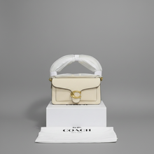 Carregar imagem no visualizador da galeria, Bolsa Coach Bege
