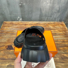 Carregar imagem no visualizador da galeria, Hermes Sandal Infra Black
