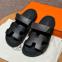 Carregar imagem no visualizador da galeria, Hermes Chypre Sandal Noir Calfskin Leather
