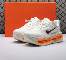Cargar imagen en el visor de la galería, Nike Vomero Premium - Beige/Naranja
