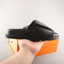 Carregar imagem no visualizador da galeria, Chinelo Slide NBA Black Monogram

