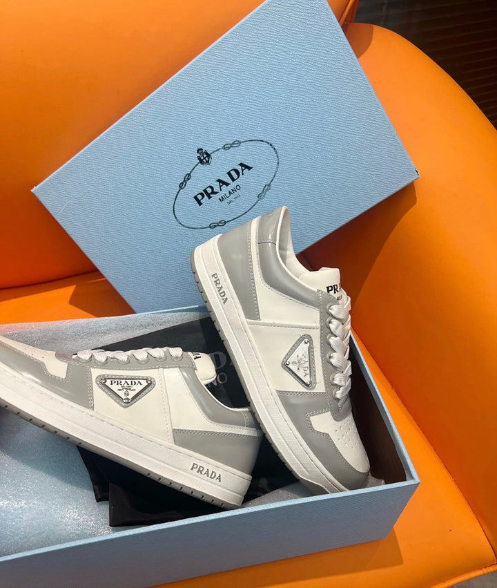 Zapatillas bajas Prada Downtown de piel blancas y grises