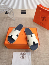 Carregar imagem no visualizador da galeria, Hermes Izmir Sandal Blanc de Paris
