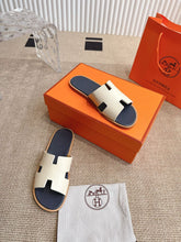 Carregar imagem no visualizador da galeria, Hermes Izmir Sandal Blanc de Paris
