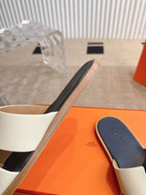 Carregar imagem no visualizador da galeria, Hermes Izmir Sandal Blanc de Paris

