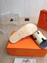 Carregar imagem no visualizador da galeria, Hermes Izmir Sandal Blanc de Paris
