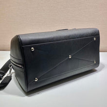 Carregar imagem no visualizador da galeria, Prada Mala Em Couro Saffiano
