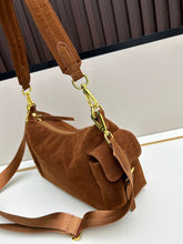 Carregar imagem no visualizador da galeria, Bolsa Prada Explore em camurça
