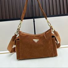 Carregar imagem no visualizador da galeria, Bolsa Prada Explore em camurça
