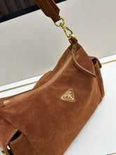 Carregar imagem no visualizador da galeria, Bolsa Prada Explore em camurça
