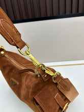 Carregar imagem no visualizador da galeria, Bolsa Prada Explore em camurça
