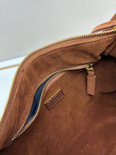 Carregar imagem no visualizador da galeria, Bolsa Prada Explore em camurça
