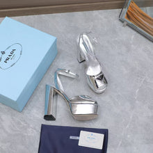 Carregar imagem no visualizador da galeria, Prada Leather Sandal with Platform Silver
