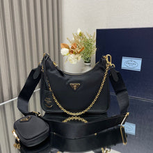 Carregar imagem no visualizador da galeria, Bolsa Prada Re-Edition 2005 em Nylon Black Gold
