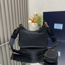 Carregar imagem no visualizador da galeria, Bolsa Prada Re-Edition 2005 em Nylon Black Gold
