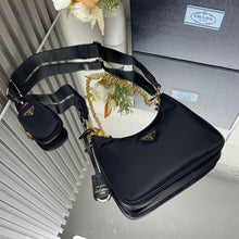 Carregar imagem no visualizador da galeria, Bolsa Prada Re-Edition 2005 em Nylon Black Gold
