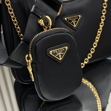 Carregar imagem no visualizador da galeria, Bolsa Prada Re-Edition 2005 em Nylon Black Gold
