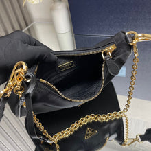 Carregar imagem no visualizador da galeria, Bolsa Prada Re-Edition 2005 em Nylon Black Gold
