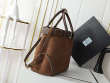 Carregar imagem no visualizador da galeria, BOLSA PRADA SCAMOSCIATO CAMURÇA BUCKLE BEGE
