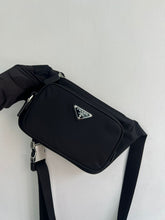 Carregar imagem no visualizador da galeria, Bolsa carteiro Re-Nylon
