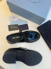 Carregar imagem no visualizador da galeria, Sapato Prada Black
