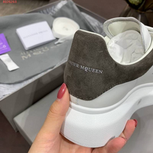 Carregar imagem no visualizador da galeria, Tênis Alexander McQueen Branco/Camurça Cinza
