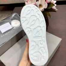 Carregar imagem no visualizador da galeria, Tênis Alexander McQueen Branco/Camurça Cinza
