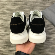 Carregar imagem no visualizador da galeria, Tênis Alexander McQueen White/Camurça Black
