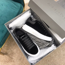 Carregar imagem no visualizador da galeria, Tênis Alexander McQueen Black Camurça
