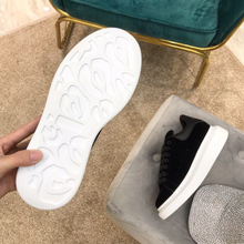 Carregar imagem no visualizador da galeria, Tênis Alexander McQueen Black Camurça
