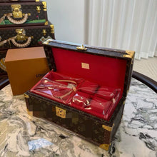 Carregar imagem no visualizador da galeria, Bau Cofre Tresor 24 Louis Vuitton
