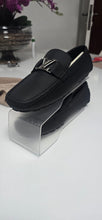 Cargar imagen en el visor de la galería, Zapato Mocasín Louis Vuitton Negro/Dorado
