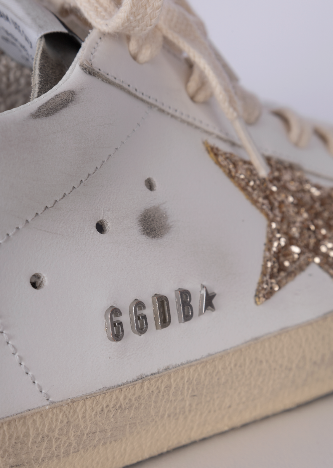 Golden Goose Super-Star com estrela de glitter dourado e inserções de suede gelo