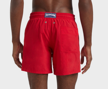 Carregar imagem no visualizador da galeria, Shorts de Banho Masculino com Estampa Reativa à Água Vilebrequin – Ronde des Tortues Vermelho
