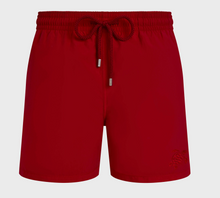 Carregar imagem no visualizador da galeria, Shorts de Banho Masculino com Estampa Reativa à Água Vilebrequin – Ronde des Tortues Vermelho
