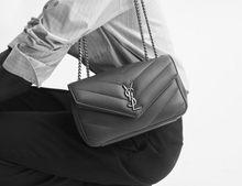 Carregar imagem no visualizador da galeria, Bolsa LOULOU Yves Saint Laurent Preta
