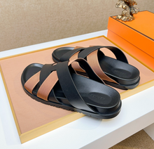 Carregar imagem no visualizador da galeria, Sandália "Kazimir" Hermes Black/Marrom
