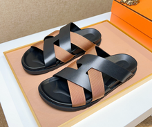 Carregar imagem no visualizador da galeria, Sandália "Kazimir" Hermes Black/Marrom
